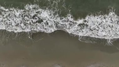 Sinema robotumuzla huzur içinde geri çekiliyoruz. Kış alacakaranlıklarında boş bir plajı gözler önüne seriyor. İnsanların huzur verici deniz esintisini kucakladığı sakin bir rıhtımın açılışını yapıyor..