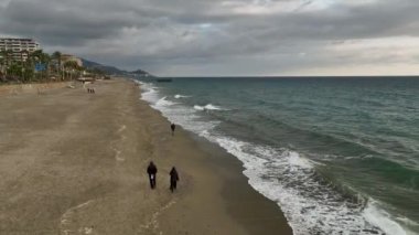 Sahildeki cazibeye tanık olun. Sinema robotumuz büyüleyici rıhtımda gezinirken rüzgârlı havayı kucaklayan insanları yakalıyor..