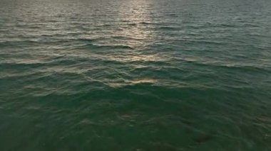 Kendinizi görkemli deniz manzarasına daldırın. Sinema robotumuz nefes kesen bulutlu bir günbatımında okyanus dalgalarının dokusunu ve güzelliğini yakalar..