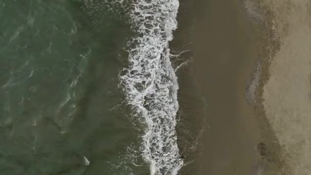 Знайдіть Спокій Тиші Кінематографічний Безпілотник Демонструє Порожній Пляж Зимовий Захід — стокове відео