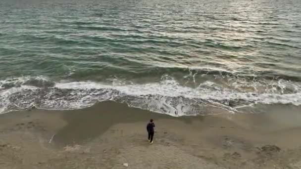 생각에 남자가 석양에 바다의 목격하는 장면을 영역으로 들어가라 — 비디오