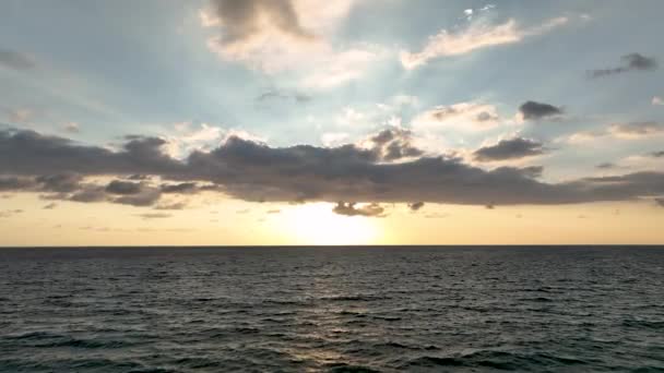 Sinematik Dronumuz Ruhani Deniz Manzarasını Desenli Dalgaları Rüya Gibi Bulutlu — Stok video