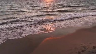 Alacakaranlık 'ın büyüleyici yansımalarına tanık olun. Sinematik dronumuz, denizlerin kusursuz dokusunu büyüleyici alacakaranlık parıltısında sakin bir şekilde filme alır..