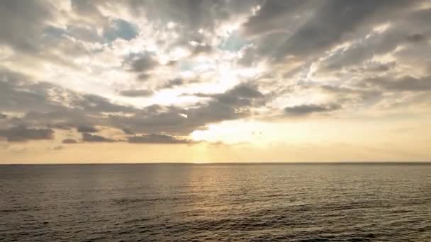 항공기 가공중 탐사에 착수하여 아름다운 지중해 해안을 펼쳐지는 숨막힐 광경을 — 비디오