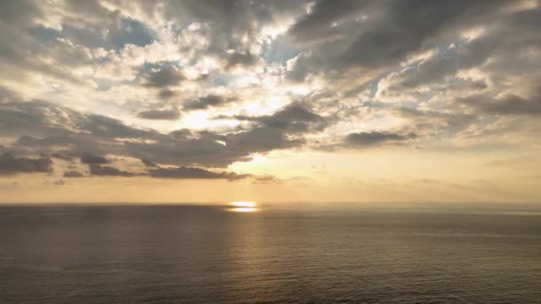 当我们的电影无人机捕捉到大海宁静的完美质感时 把自己沉浸在迷人的海洋之美中 — 图库视频影像
