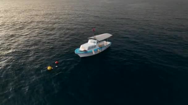 Denizde Bir Anlık Yalnızlık Hissedin Sinematik Dronumuz Beyaz Mavi Renkte — Stok video