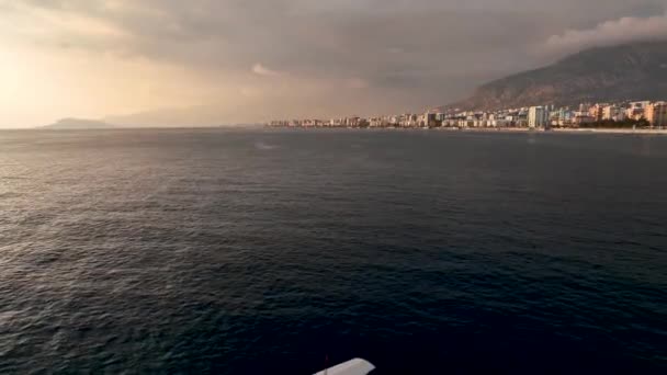 Пориньте Безтурботну Морську Виставу Коли Кінематографічний Безпілотник Захоплює Рибальський Човен — стокове відео
