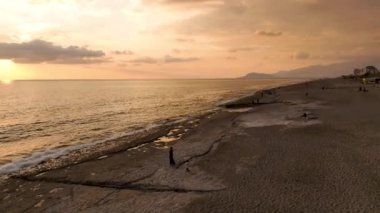 Muhteşem kış ışıltısına tanık olun. Sinema robotumuz güneşin batışında denizin büyüleyici dokusunu gözler önüne seriyor. Sinema şaheseriniz için görsel bir zemin oluşturuyor..