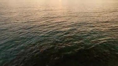 Sinema harikasına dikkatle bakın. İnsansız hava araçlarımızın gözü denizin üzerinde büyülü kış günbatımını yakalıyor. En canlı renkleri ve sinematik çekimler için ideal arkaplanı sergiliyor..