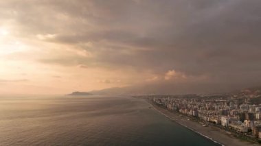 Büyüleyici şehir manzarasını deneyimleyin. Sinematik dronların bakış açımız büyüleyici günbatımını denizin üstünde yakalar. Sizi sinematik güzellik ve sükunetin dünyasına götürür..