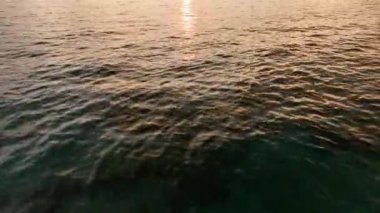 Sinematik dronumuz deniz üzerinde kış günbatımının büyülü renklerini filme çekerken rüya gibi bir yolculuğa çıkın. Sinema yaratıcılığınız için ideal bir arka plan oluşturun..