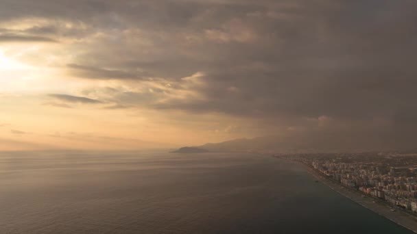 Nsansız Hava Aracımız Denizin Üzerindeki Fantastik Günbatımına Büyüleyici Bir Hava — Stok video