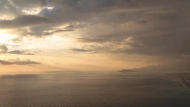 Βυθιστείτε Στην Ομορφιά Ενός Μαγευτικού Ηλιοβασιλέματος Καθώς Κινηματογραφικό Drone Μας — Αρχείο Βίντεο