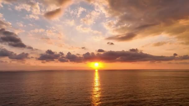 地中海に沈む夕日の息をのむ美しさ 鮮やかな色彩 魅惑的なテクスチャ 理想的な映画的背景をご覧ください — ストック動画
