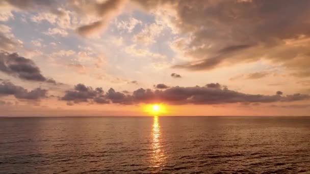 让自己沉浸在冬日的仙境中 我们的电影无人机捕捉了地中海上空闪耀的童话般的落日 展现了最明亮的色彩 提供了完美的电影效果 — 图库视频影像