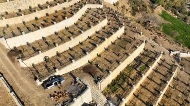 Sinema robotumuz Güney Türkiye 'deki sakin avokado bahçelerini keşfederken yamaçtaki zarafete kaçın. Küçük otantik evlere ve teraslı avokado ağaçlarına tanık olun.