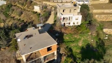 Sinema insansız hava aracımız Güney Türkiye 'nin dağlık bölgelerindeki avokado çiftliklerinin bereketini yakalar. Küçük otantik evleri keşfedin ve...