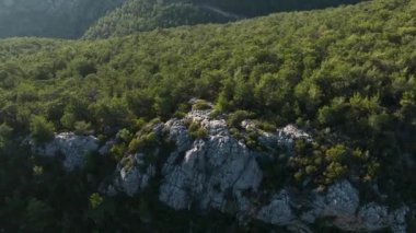 Manzaranın ihtişamına tanık olun. Sinema robotumuz, dağlık manzaraların ve otantik evlerin güzelliğini yakalıyor. Taze ormanları, verimli tarım arazilerini ve titizlikle korunan