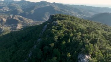 Sinema robotumuzun yeni ormanların ve verimli arazilerin ortasındaki otantik dağ evlerinin güzelliğini sergilediği doğa şaheserlerini tecrübe edin. Resimli manzaranın özünü yakalayın ve...