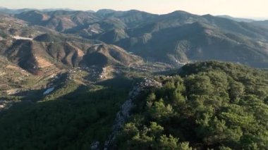 Sinema robotumuz otantik evlerin ve avokado tarlalarının dinginliğini keşfederken bir dağ inzivasına kaçıyoruz. Yeşillik ormanlarına, verimli tarım arazilerine ve titizlikle bakımlı bahçelere tanık olun.