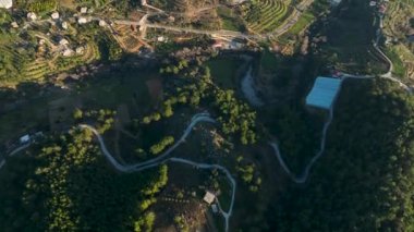 Cinematik dronumuz dağ evleri ve avokado terasları için hayranlık uyandırıcı bir hava manzarası sağladığı için dağlarda yuva yapmış cennet çiftlikleri keşfedin. Büyüleyici çiftlik evlerine ve...