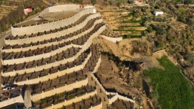 Avokado teraslarıyla çevrili çiftlik evlerinin güzelliğini keşfeden sinematik dronumuz büyüleyici dağ manzarasının tadını çıkarıyor. Resimli manzaraların büyüleyici kombinasyonunu deneyin.