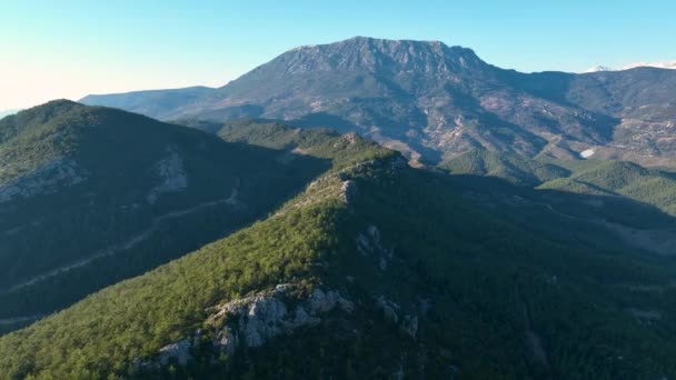 Descubra Pitoresco Refúgio Aninhado Nas Montanhas Pois Nosso Drone Cinematográfico — Vídeo de Stock