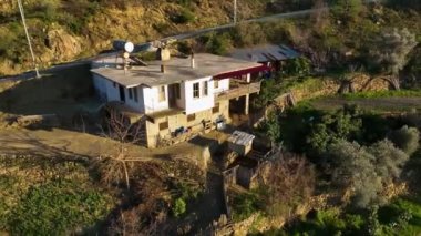 Profesyonel dronumuz sizi geniş avakado tarlalarıyla süslenmiş teraslı yamaçlarda bir yolculuğa çıkarırken, dağ görkeminin ihtişamını görün. Doğanın cömertliğine tanık olun..