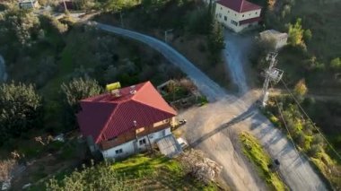 Teraslı bolluğun güzelliğini keşfedin çünkü sinematik dronumuz dağlık çiftliklerdeki avokado tarlalarına hayranlık uyandırıcı bir hava perspektifi sağlıyor. Görsel ziyafet için hazırlanın..