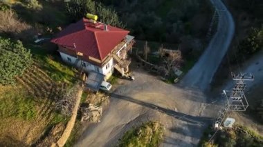 Sinematik dronumuz görkemli teraslardaki avokado çiftliklerinin hayranlık uyandıran güzelliğini yakalarken dağlık ihtişamlı bir yolculuğa çıkıyoruz. Doğanın harikalarına kapılmaya hazır olun..