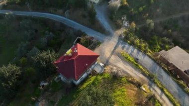 Sinema insansız hava aracımız teras çiftliklerindeki avokado tarlalarının cazibesini ustalıkla yakalarken dağların gizli hazinelerini ortaya çıkarmak. Doğanın güzelliğini tecrübe et cömertliği.