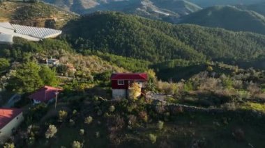 Teraslı tarımın mucizelerine tanık olun. Sinema robotumuz dinginliğe yerleşmiş muhteşem avokado tarlalarını gözler önüne seriyor.