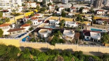 Profesyonel dronumuz mimari zarafetini yakalarken kendinizi bu villa kompleksinin eski dünya cazibesine bırakın. Havuzlardan, tuhaf bahçelere ve büyüleyici teraslara kadar her detay...