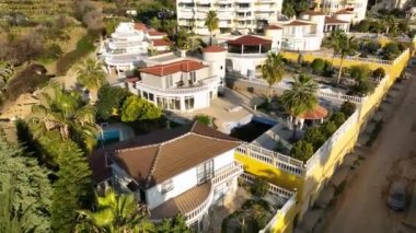 Profesyonel İHA 'mız eski mimari tarzına sahip bir villa kompleksini ortaya çıkarırken zamansız bir inzivaya çekileceğiz. Havuz kenarında rahatla, yemyeşil bahçelerde dolaş ve tadını çıkar.