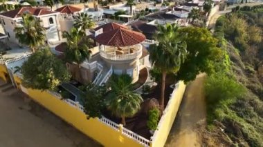 Sinema robotumuzun özünü yukarıdan yakaladığı bu villa kompleksinin mimari şaheserine hayret ediyoruz. Davet havuzunun keyfini çıkarın, canlı bahçeler.