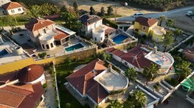 Büyüleyici bir gizlenme yerine girerken sinematik dronumuz büyüleyici villa kompleksini yakalıyor. Davetkar havuzu, yemyeşil bahçeleri ve dinginlik ortamı yaratan büyüleyici terası keşfedin.