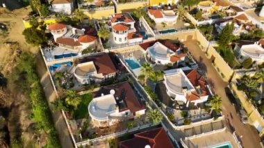 Profesyonel insansız hava aracımız havuzu, büyüleyici bahçeleri ve sakin terası olan bir villa kompleksini filme alırken kendinizi eski dünya inzivasına nakledin..