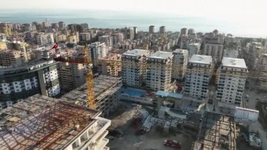 Profesyonel İHA 'mız, Akdeniz kıyısındaki çok katlı binaların yükselişini filme alırken sahil inşaatının ilerlemesine tanık olun..