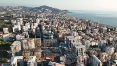 Sinema insansız hava aracımızın görkemli Akdeniz boyunca yükselen yapıları belgelemesini huşu içinde izleyin..