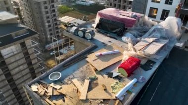 Sinema insansız hava aracımız manzaranın arka planına karşı çok katlı binaların yapımını filme çekerken iddialı sahil gelişimine göz atın.