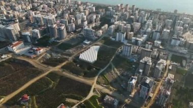 Profesyonel insansız hava aracımız havuzu, büyüleyici bahçeleri ve sakin terası olan bir villa kompleksini filme alırken kendinizi eski dünya inzivasına nakledin..