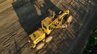 Profesyonel dronumuz yaşlı, paslı bir öğrencinin sanatını sergilerken çürüme içindeki gizli güzelliği keşfedin. Zamanın geçtiğinin bir kanıtı..