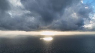 Muhteşem bulut senfonisinden büyülenerek sinematik dronumuz dramatik kış deniz manzarasını gözler önüne seriyor. Güneş ışınları yağmur bulutlarıyla etkileşime girer ve denizlerde büyüleyici bir görsel senfoni yaratır.