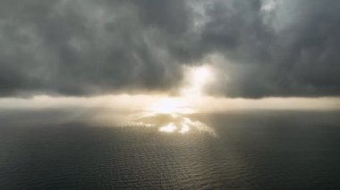 Profesyonel dronumuz Akdeniz 'deki dramatik bulutları yakalarken kış sahnesinden büyülenmeye hazır olun..