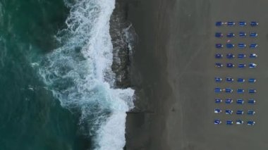 Bir yaz fırtınasının dinamik enerjisine tanık olun. Bu dikey drone videosunda, bulutlu bir günbatımına karşı hazırlanıyor. Boş şezlongları olan boş bir kafeyi keşfedin.