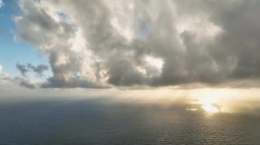 İnsansız hava aracı fırtınanın ortasında dokulu denizi açarken, insanlar canlı günbatımından büyülenmiş sahilde dolaşırken, kış yolculuğuna çıkın..