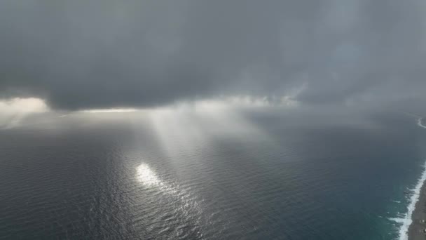 プロのドローンが地中海の劇的な雲を捉えているので 映画的な畏敬の念を経験してください 雨の雲に突き刺さる太陽光線は素晴らしい光景を作り出します — ストック動画