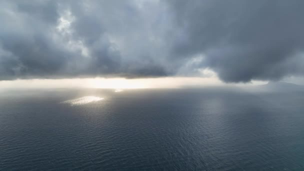 Откройте Себя Впечатляющую Зимнюю Панораму Кинематографический Беспилотник Открывает Впечатляющий Облачный — стоковое видео