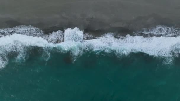 Drone Capture Texture Captivante Une Mer Hivernale Orageuse Dessus Une — Video