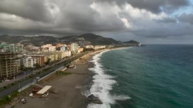 Gençler kışın Akdeniz 'de unutulmaz anılar yaratırken gençlik bağlarının neşesini yaşayın büyüleyici bulutlu günbatımlarına hayran kalarak..